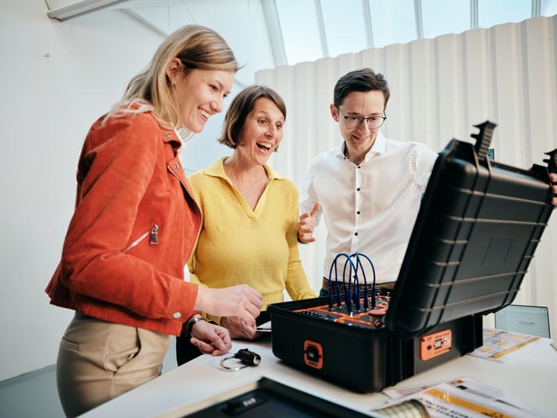 Team spielt unseren Compliance Escape Room mit viel Spaß