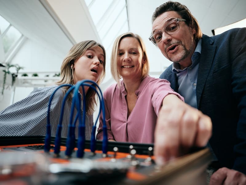 Ontegrity Compliance Escape Room — Team löst Escape-Koffer im Training